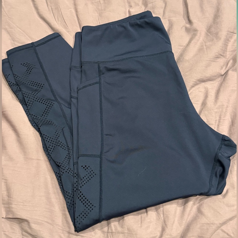 Woman’s workout leggings with peekaboo design.